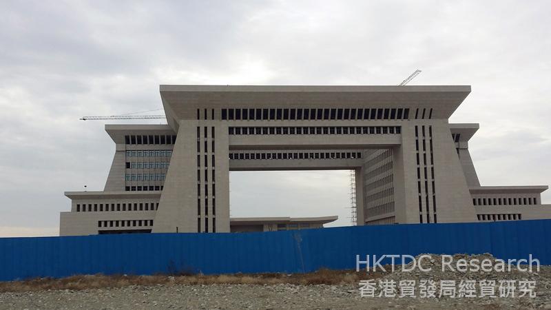 相片：在建的新霍尔果斯口岸